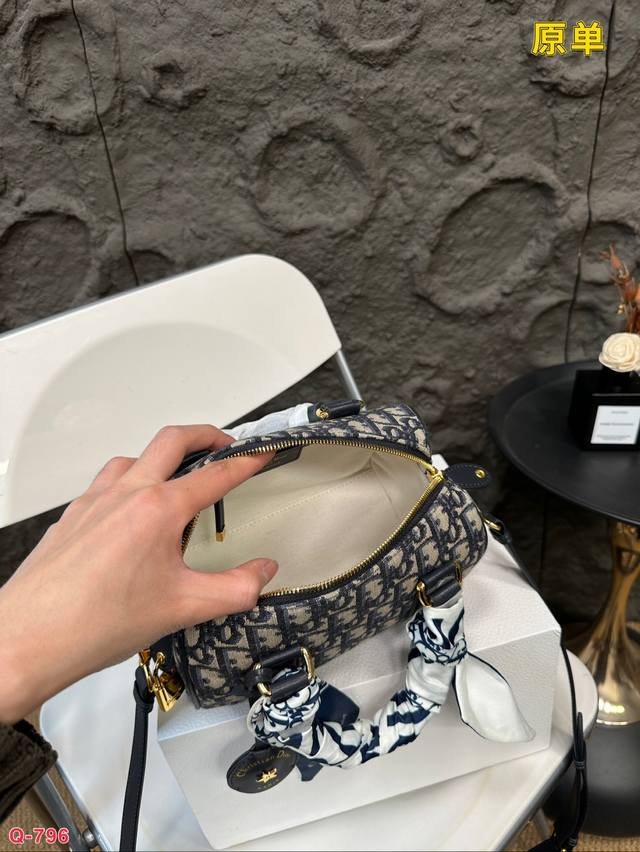 Paired with a folding box, the original Dior pillow is such a beautiful denim bag that even straight women of steel can't resist. Denim color is the pioneer of the fashion industry and the favorite pillow bag of fashionistas. Everyone knows that it c