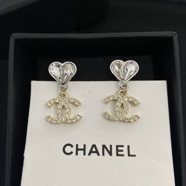 The high version includes a full set of Ch Nel Heart Double C Earrings with packaging, regardless of cost! Purchase at a premium with a large amount of money as a purchasing agent in the first place! It's so beautiful, small and exquisite in daily li