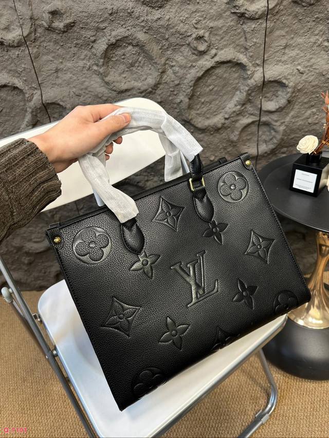 The Lv Onthego handbag tote bag is a cost-effective item that is very practical in both design and appearance. The large logo is super fashionable and not easily deformed, and the upper body has a great temperament. Size: 34.27cm: