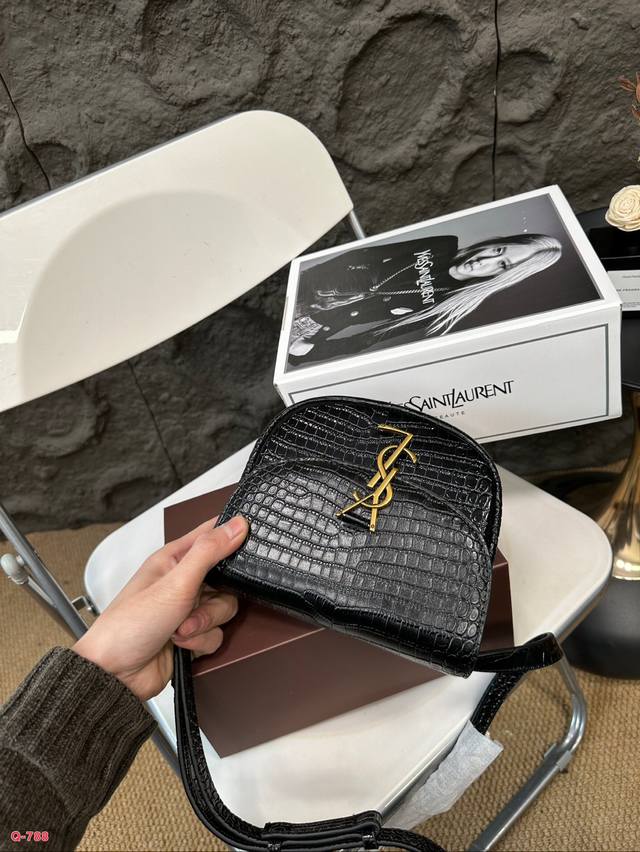 Full set of packaging for duty-free shop Ysl Saint Laurent crocodile embossed saddle bag with a million year heart effect on the upper body. Ysl hardware logo with crocodile embossed exquisite retro feeling overflowing on the screen. Chen Qiao'en's s