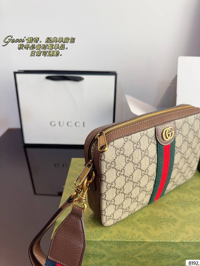 Comes with a gift box Gucci's new camera series Danning is really cool. In addition to its original elegance and retro style, it has become more fashionable and youthful. The black denim is slightly worn out. As a complete denim enthusiast, this seri