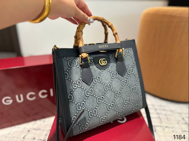 Box size 26.23 Cool Bamboo Knot Tote Bag Gucci easily interprets retro fashion bag shape is quite wide, simple but not simple, does not require too much decoration, daily matching with suits and t-shirts can fully reflect the sense of luxury