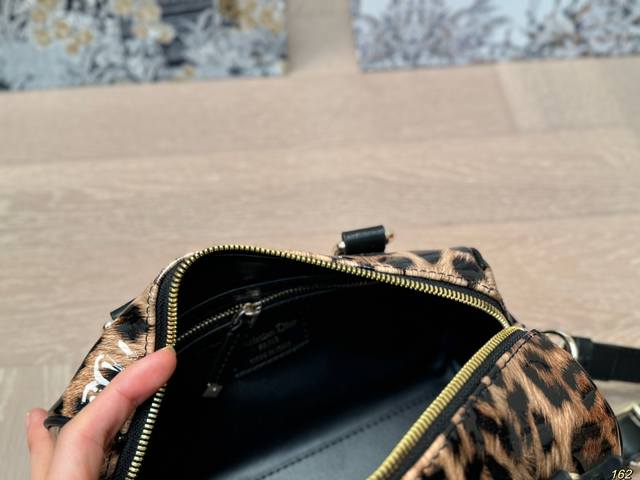 Dior's new pillow bag is durable, exquisite, and super capable of carrying capacity. It is also a must-have size for daily outings. 21 14: