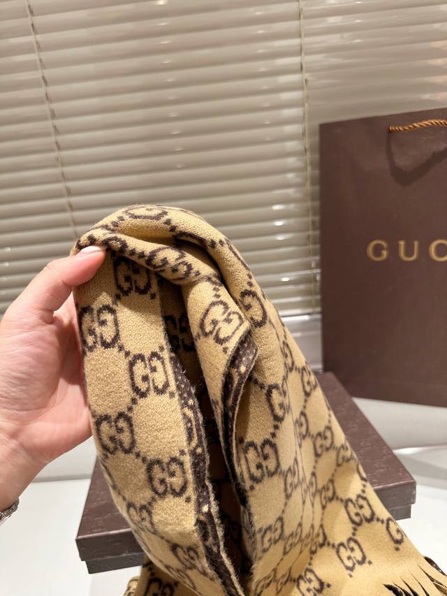 High end cashmere scarf gift box Guqi classic scarf made of real materials! This scarf is suitable for spring, autumn, and winter! It looks great as a shawl! Brighten skin tone! The upper body effect has a very strong aura, with a soft and textured f