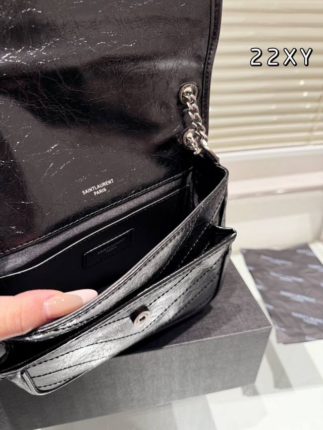 Box size: 22cm Niki is really easy to carry, it looks really nice and unique Ysl Niki leather material soft and sticky texture cowhide! cowhide! Ysl is made of cowhide both inside and outside