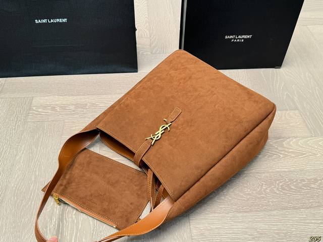 Paired with Saint Laurent Ysl Underarm Bucket Bag, this popular hobo underarm bag features a simple yet sophisticated design. The Ysl metal logo adds a balance of rigidity and softness to the bag, creating a fashionable collision. Ysl Saint Laurent S