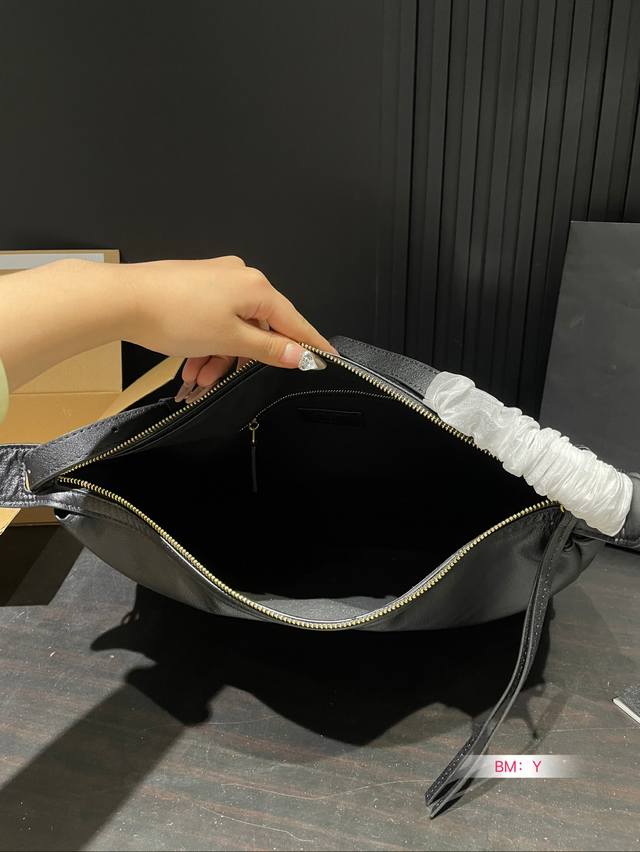 Cowhide Ysl Saint Laurent armpit bag is very textured cool and cute is a must for every girl who pursues beauty Size 40 * 30