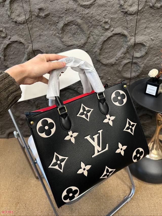 The Lv Onthego handbag tote bag is a cost-effective item that is very practical in both design and appearance. The large logo is super fashionable and not easily deformed, and the upper body has a great temperament. Size: 34.27cm:
