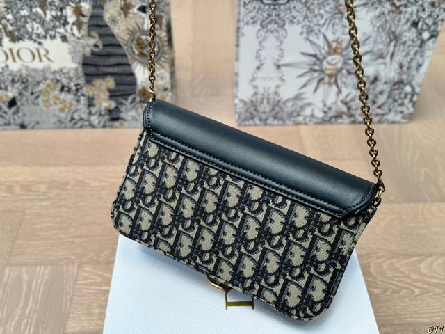 Folding box Dior diorwoc must pay cool and cute cross body bag is not small, just like the price is very high and light, buy it if you like Size 21 13:
