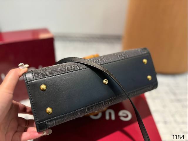 Box size 26.23 Cool Bamboo Knot Tote Bag Gucci easily interprets retro fashion bag shape is quite wide, simple but not simple, does not require too much decoration, daily matching with suits and t-shirts can fully reflect the sense of luxury