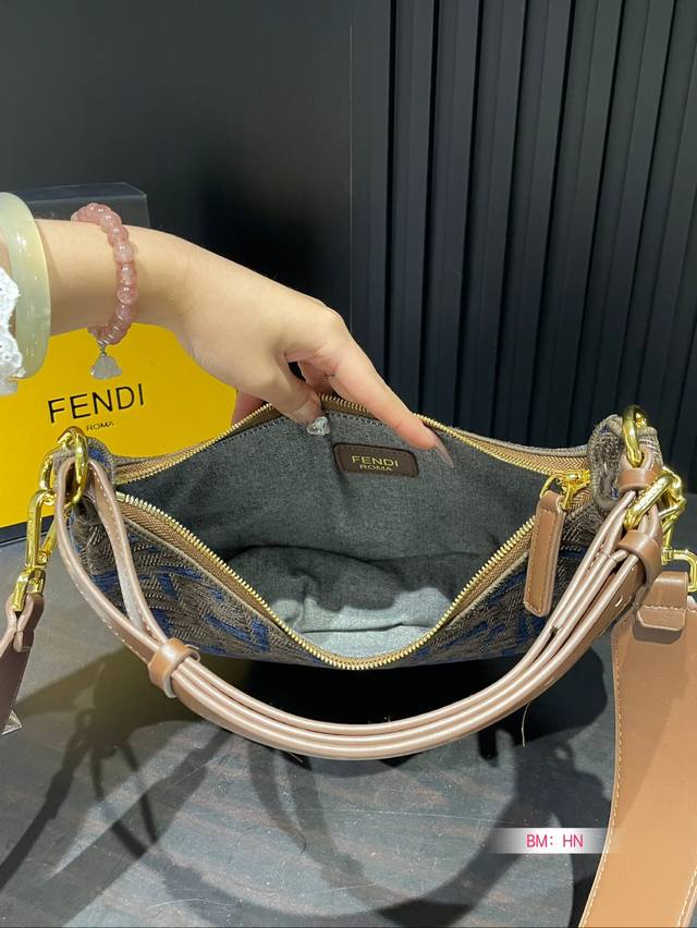 The logo metal design at the bottom of the Fendi half moon bag armpit bag with folding box is really amazing. It's high-end, full and not boring! Size: Large 28 16: