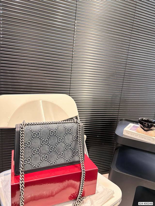 Paired with a folding box, Gucci's new cool denim wine god has just arrived this season. The new products are very classic and retro! The texture and color of denim with double G jacquard denim fabric The color is very nice! Size: 25 15 Item Number: