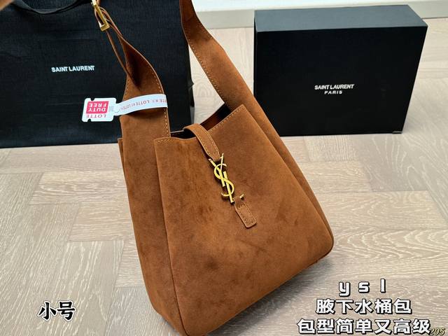 Paired with Saint Laurent Ysl Underarm Bucket Bag, this popular hobo underarm bag features a simple yet sophisticated design. The Ysl metal logo adds a balance of rigidity and softness to the bag, creating a fashionable collision. Ysl Saint Laurent S