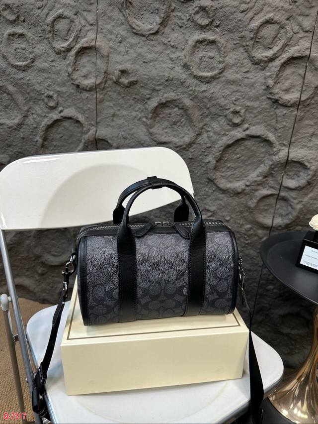 Paired with a folding box, this is a must-have item for the Coach brand. It's a classic Boston style item with a small body and large capacity. It's a must-have item for trendy men. You deserve to have a classic vintage flower that won't break or wea