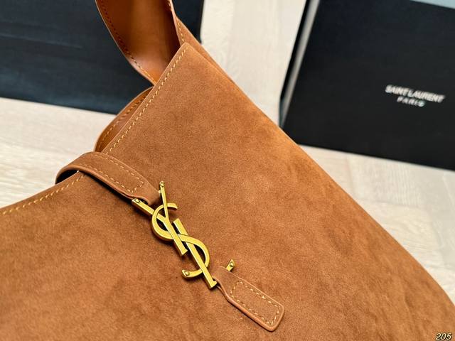 Paired with Saint Laurent Ysl Underarm Bucket Bag, this popular hobo underarm bag features a simple yet sophisticated design. The Ysl metal logo adds a balance of rigidity and softness to the bag, creating a fashionable collision. Ysl Saint Laurent S