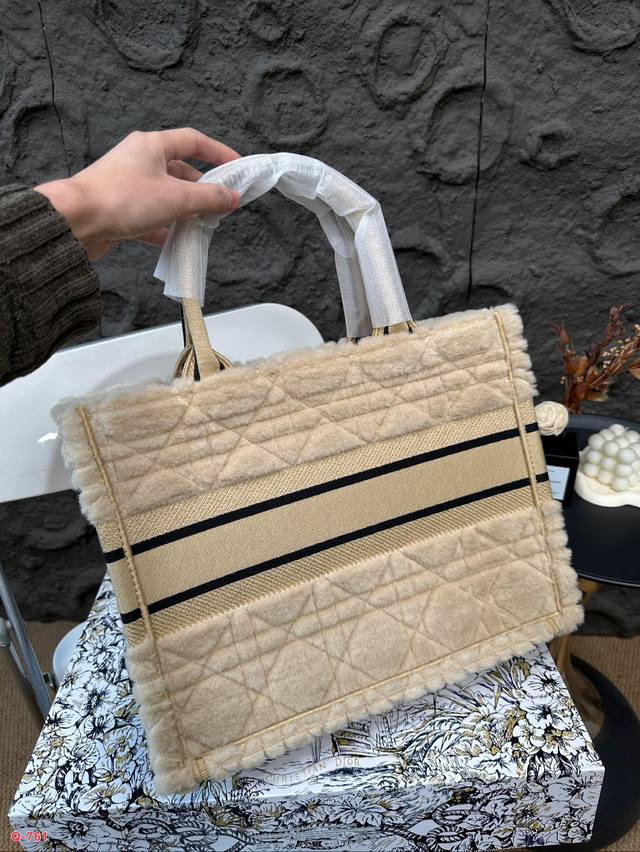 The large and medium-sized Dior tote autumn and winter fur collection is so cute, with a plush texture that touches the heart. The super beautiful black fur makes the entire bag very eye-catching, with a large capacity design and a concave shape arti