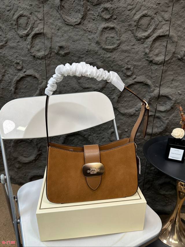 Paired with a folding box, Coach under the armpit amplifies the trick! The new Eliza series is really amazing! The minimalist design is truly eye-catching! The color is simple yet elegant, full of fashion sense, easy to match to create a sense of fas