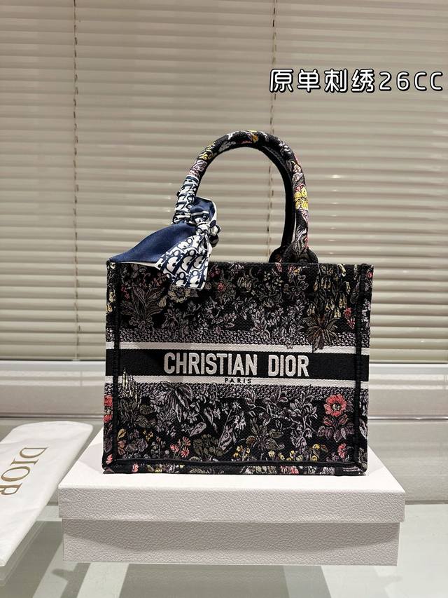 Original embroidery 215 190 Dior jacquard tote bag with inner lining Dior Book Tote. This year's favorite shopping bag Tote is the bag I use the most times because of its super large capacity. No matter what: