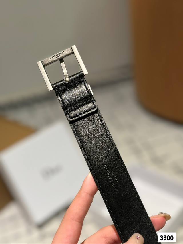 The original leather Ysl belt with box matching has been very popular recently! Cowhide leather! Complete packaging! The belt belongs to it! The belt is exquisite and fashionable. Please note the size when placing an order