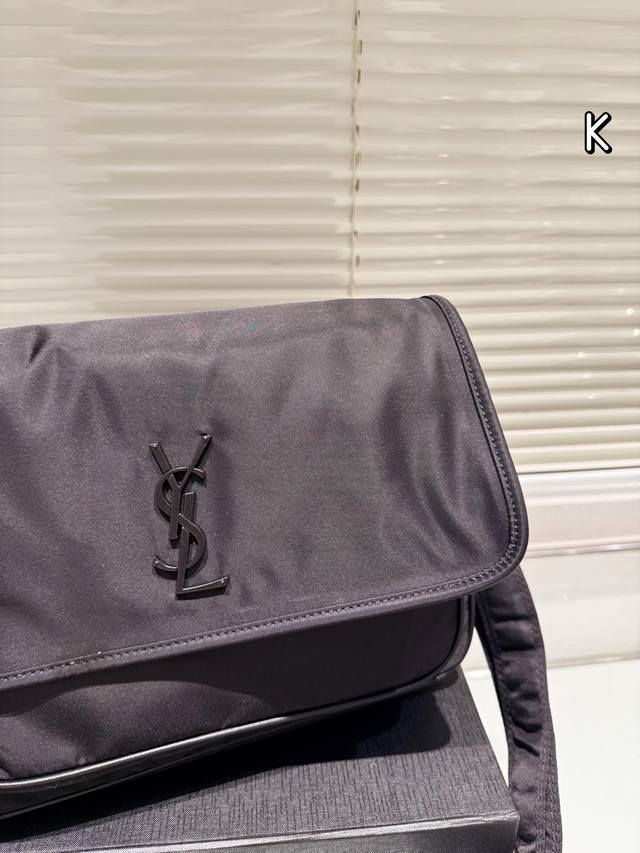 The Ysl Niki mailman bag has a tightly held temperament, and the # Niki shoulder strap can be adjusted to a single shoulder position, and even shorter to an armpit bag. Of course, this is completely fine for crossbody. The YSL nylon fabric reflects a