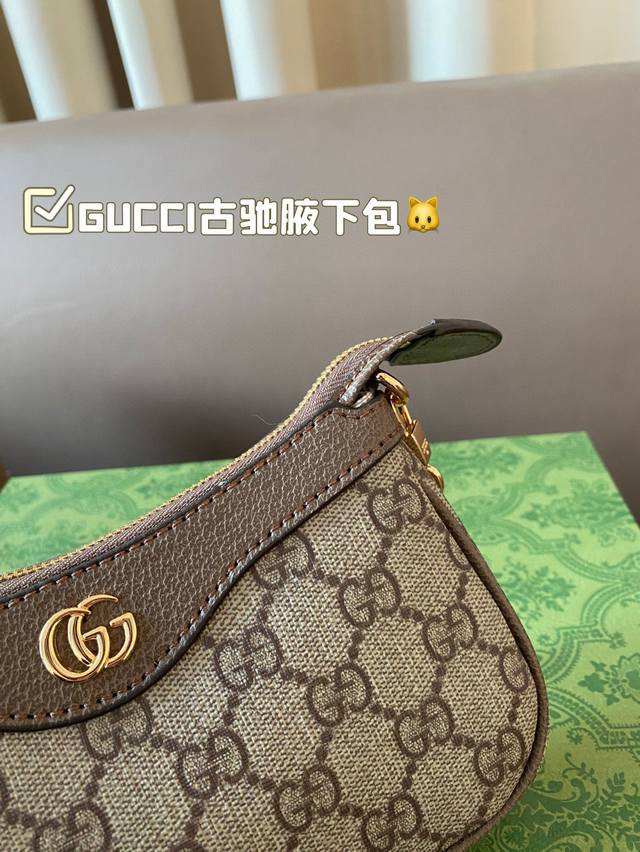 Gucci Ophidia mini armpit bag with chain is another cute little one! Size 19 * 10 folding box airplane box: