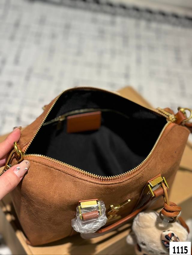 The Ysl handbag with accompanying box is a hot and stylish new item that looks great when you go out. Size 22 17