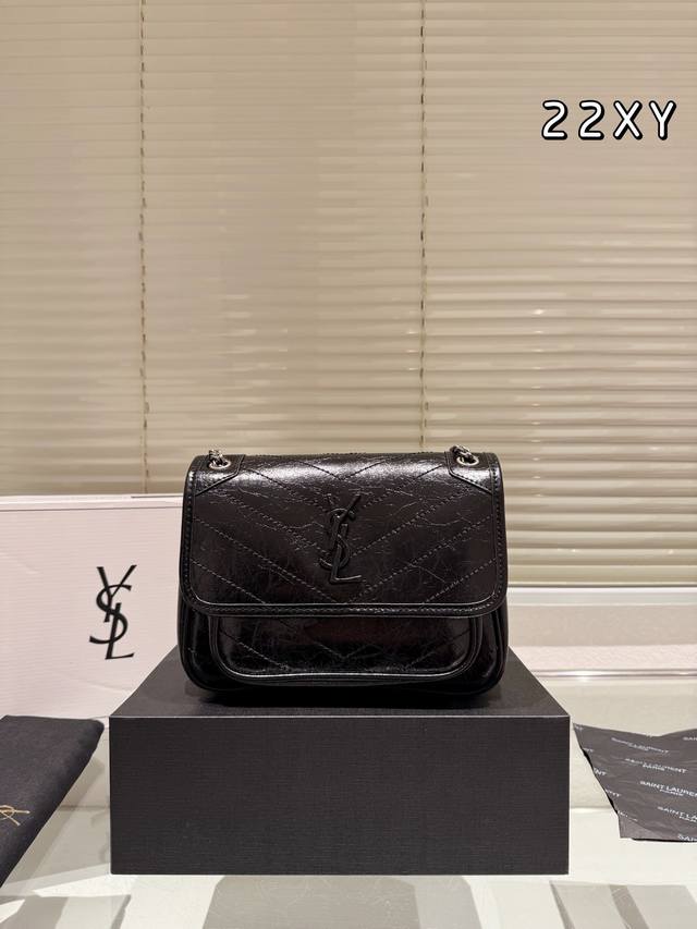 Box size: 22cm Niki is really easy to carry, it looks really nice and unique Ysl Niki leather material soft and sticky texture cowhide! cowhide! Ysl is made of cowhide both inside and outside