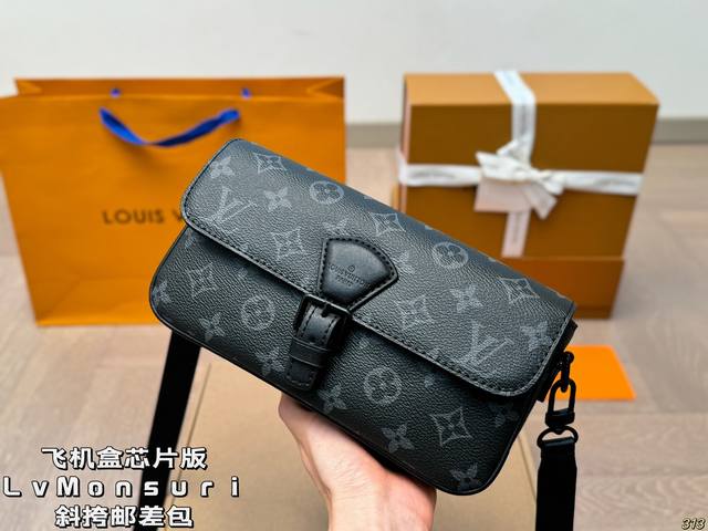 The airplane box chip version Lvmonsuri crossbody messenger bag is the latest spring and summer Montsouris series men's small shoulder bag. The square and long bag shape has a bit of a baggy smell. The overall All Black design is really cool: