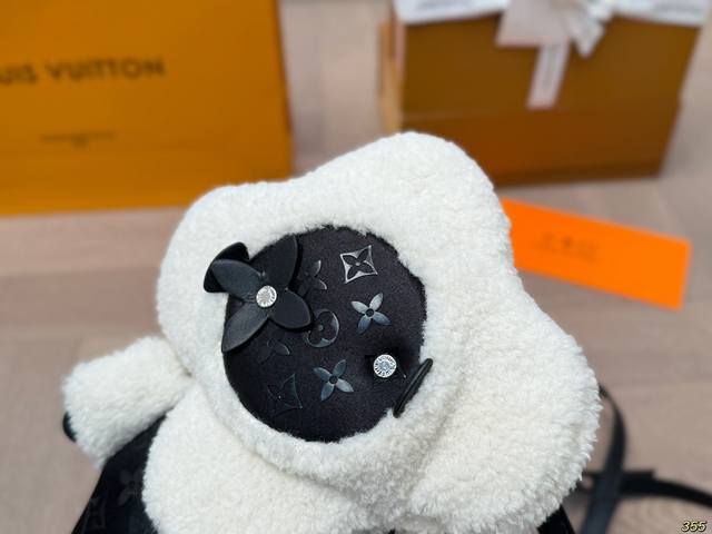 Folding Box Lv Vivienne Plush Doll Backpack Super cute vvn can be carried out on your back. It looks like a black faced little lamb, so cute. Black versatile and durable, everyone rushes and rushes. Size 15 22: