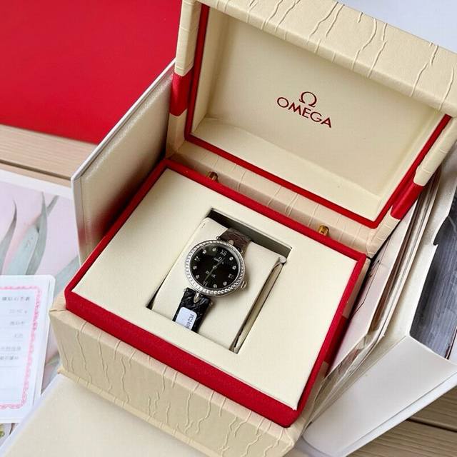 Essential artifact for goddesses. Omega Disc Fly series European channel At the end of the year, many overseas contract manufacturers will release expensive watches Both belong to the Swiss quartz movement with a 27.4Mm dial 48 VS1.4 South African di