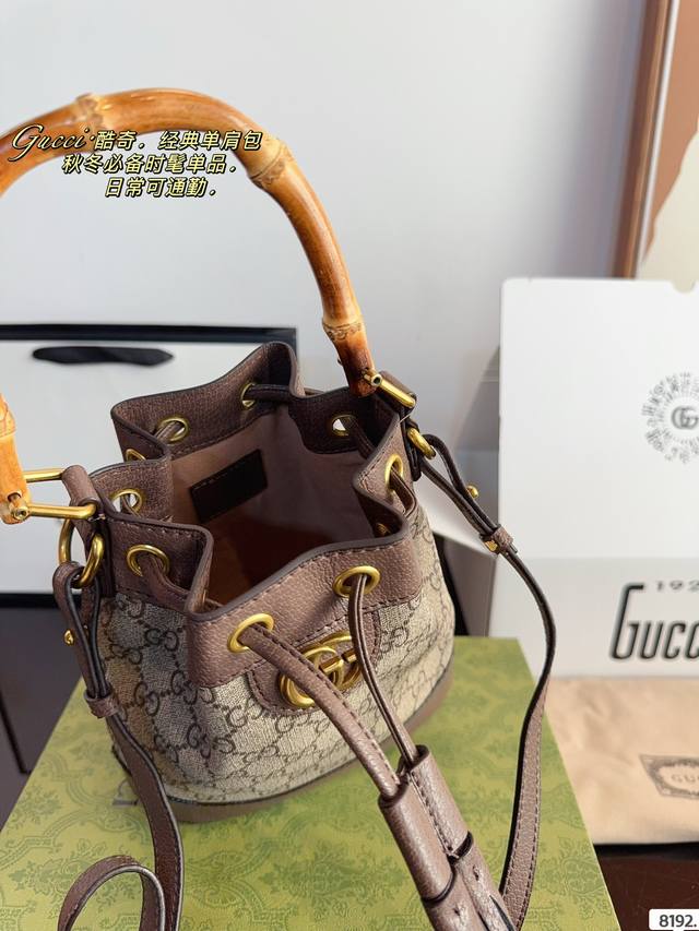 Comes with a gift box Gg bamboo handle bucket bag with interlocking double g logo GG mini bucket bag decoration. Gucci traces its brand back to the luxury travel trend of the 1920s and continues to explore its leather goods collection. This beige and