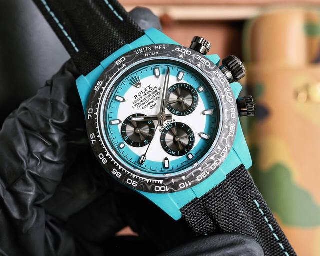 The carbon fiber customized version of the Rolex Universe Chrono Daytona series from Tw factory is not only lightweight to wear, but also has a hard exterior. And each watch has a unique carbon fiber patterned material. Case watch size 40X12.4 matche