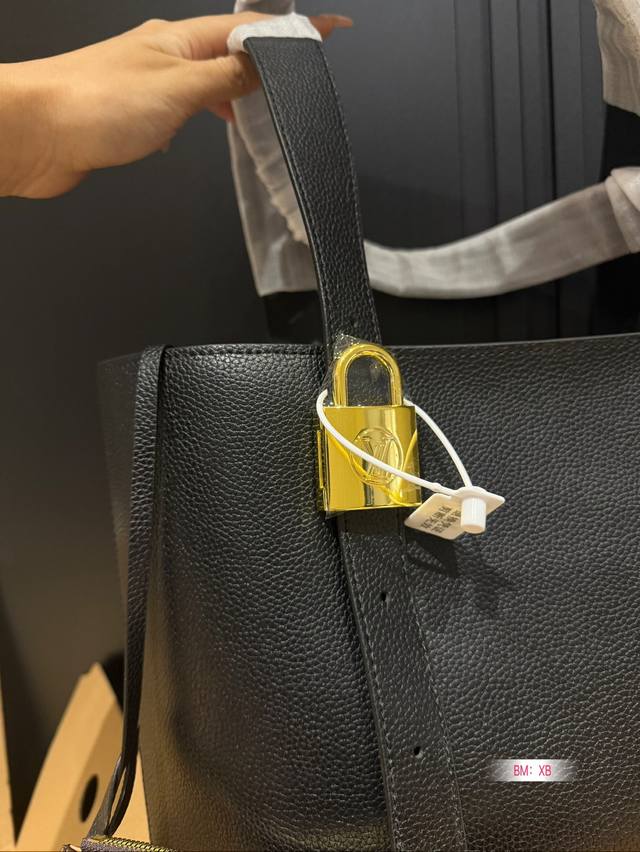 Chip version with folding gift box Lv lock head armpit new product launched tote bag, the end of the looseness is the soft cowhide material of hobo, and the detailed design of the lock head presents a lazy yet exquisite French style