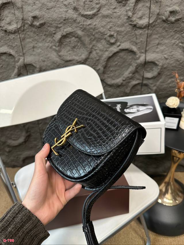 Full set of packaging for duty-free shop Ysl Saint Laurent crocodile embossed saddle bag with a million year heart effect on the upper body. Ysl hardware logo with crocodile embossed exquisite retro feeling overflowing on the screen. Chen Qiao'en's s