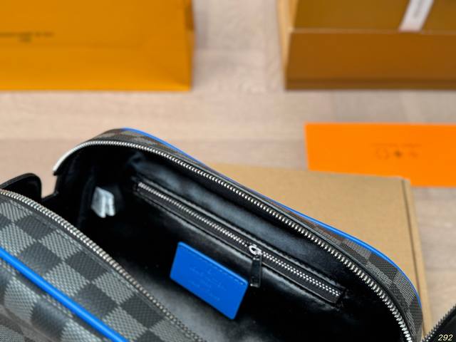 Airplane Box Lv New Makeup Bag Super Practical Makeup Bag Lv Double Zipper Handbag, a favorite of big brand stars, size 26 14: