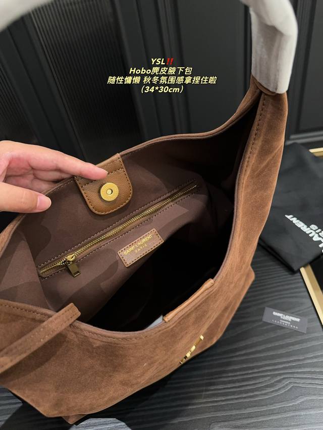 Equipped with a folding box size of 34.30, the Yves Saint Laurent Hobo suede armpit bag is simple and unique, full of design sense. It can create a lazy and casual atmosphere for commuting on the street. The interior space is large. Equipped with a m