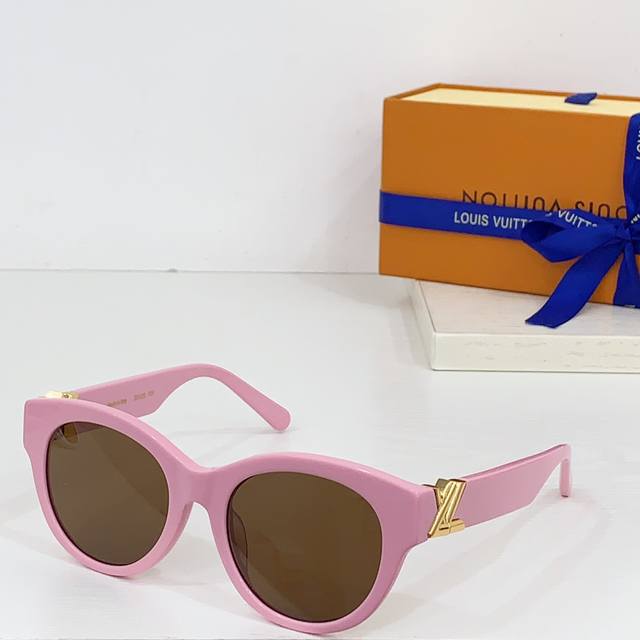 Louis Vuitton * Model: Z2422 Size: 53 Port 20-140