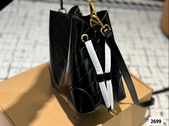 The Ysl bucket bag with the box is a hot, cool, and sweet new style that looks great when you go out. Size 21.20