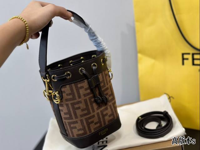 Folding Box | Fendi Mon Tresor Small Bucket Bag In the Milan Fashion Week street photography, the most frequently carried bag by fashionistas is probably this Fendi bucket bag. Equipped with drawstring and fend metal emblem: