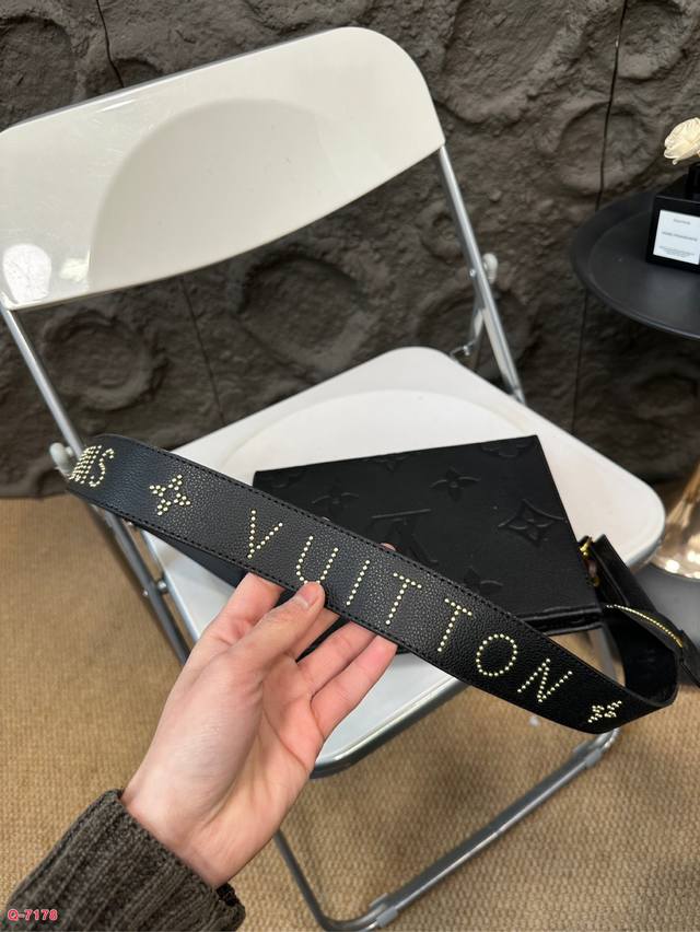 Lv embossed toiletry bag shoulder bag is a must-have for daily travel. It has a large capacity and good appearance. Online size: 26.20cm