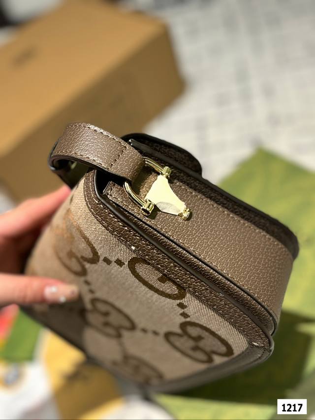The Gucci 1955 horseneck buckle handbag, packaged in a gift box, made a stunning debut in the early spring collection. This handbag continues the lines and styling of classic items from over sixty years ago, cleverly blending classic details with mod