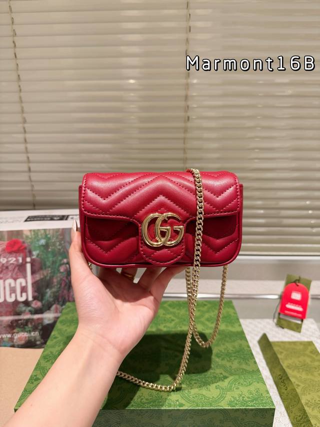 Gucci is a color savvy Ankara red brand. This time, the new ancora red Zundou loves the color of cherries, paired with a rose gold double G logo. Babies who like retro and low saturation colors must buy it. 16: