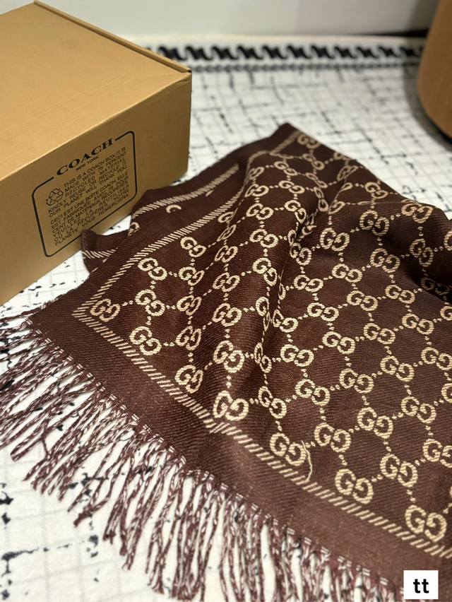 Comes with a gift box The most gentle color scheme of Gucci scarf is a cashmere scarf with a great atmosphere. Don't you want to order such a beautiful scarf now