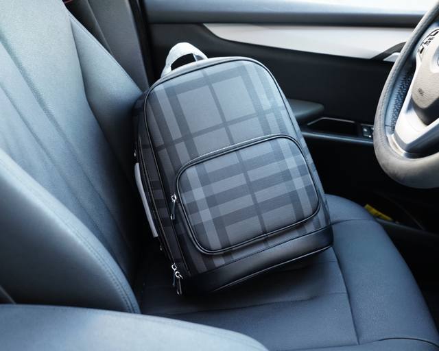 Burberry official website synchronizes high version original backpack, don't miss out on all original single fabric production, excellent quality, super large capacity, non market ordinary goods, and tough goods from trading companies Emphasize that