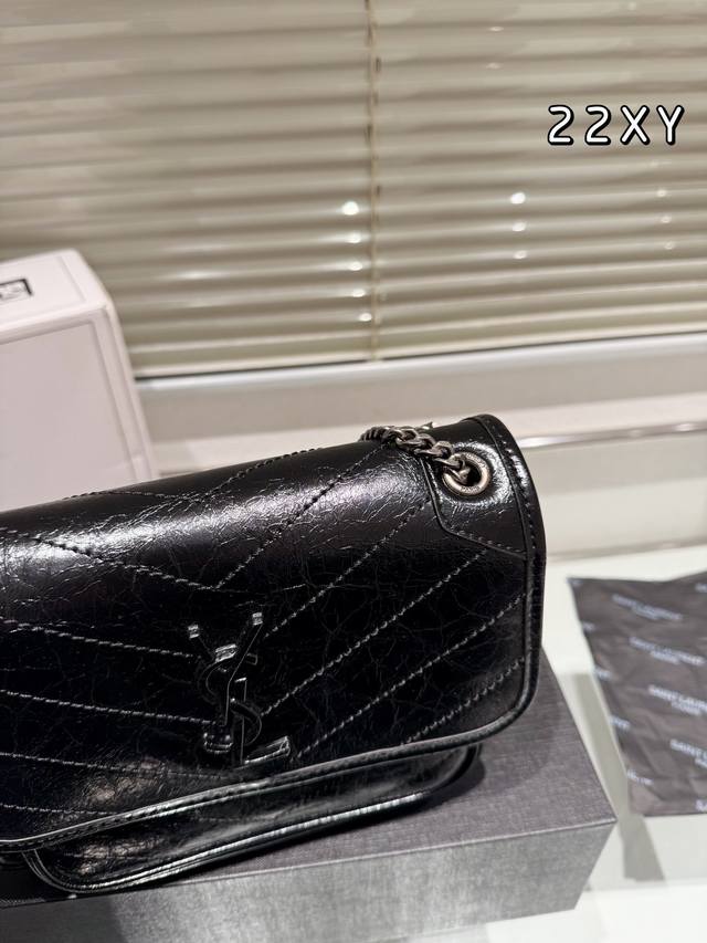 Box size: 22cm Niki is really easy to carry, it looks really nice and unique Ysl Niki leather material soft and sticky texture cowhide! cowhide! Ysl is made of cowhide both inside and outside