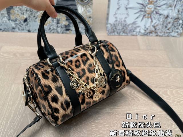 Dior's new pillow bag is durable, exquisite, and super capable of carrying capacity. It is also a must-have size for daily outings. 21 14: