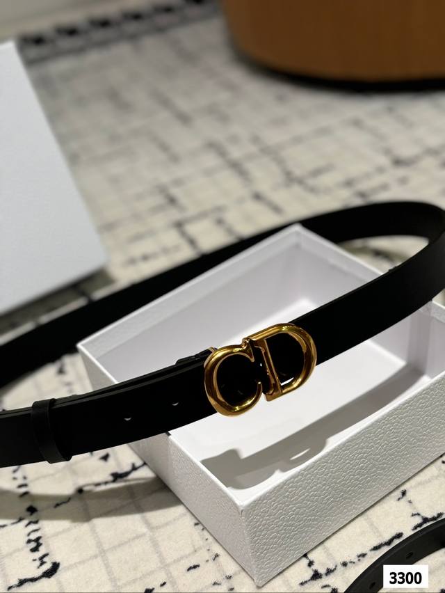 The original cowhide Cd belt with matching box has been very popular recently! Cowhide leather! Complete packaging! The belt belongs to it! Dior belts are exquisite and fashionable. Please note the size when placing an order: