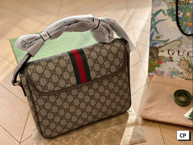 Gucci Men's New Postman Bag Comes with a Box, Suitable for Men's Daily Commuting Match, Can Hold iPad Wall Crack Recommended 29 * 17: