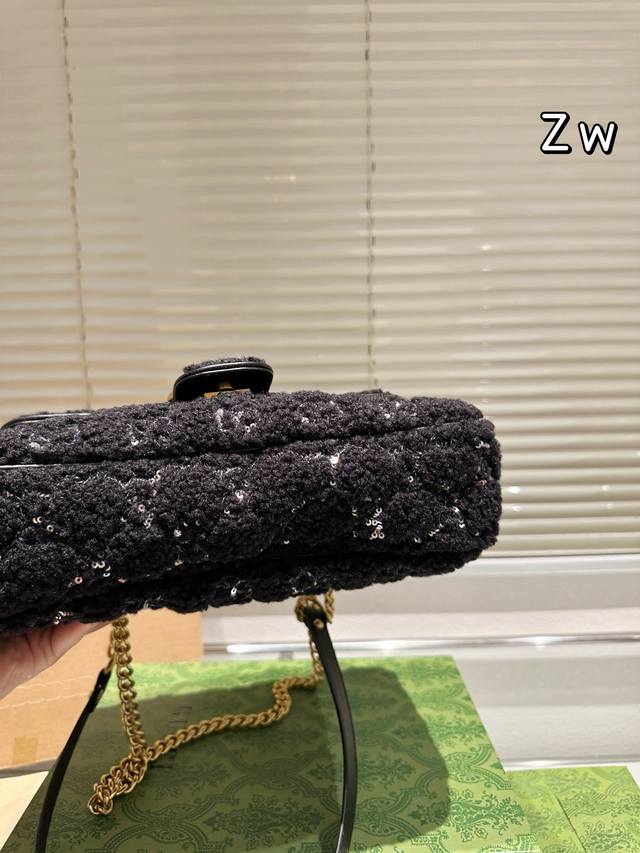 Gucci 27Cm Gold Velvet Gucci Velvet Marmont This product is absolutely amazing. It looks great in real life and I don't know how to describe it. It can be said to be super personalized yet super easy to carry! Size 27cm complete gift box packaging: