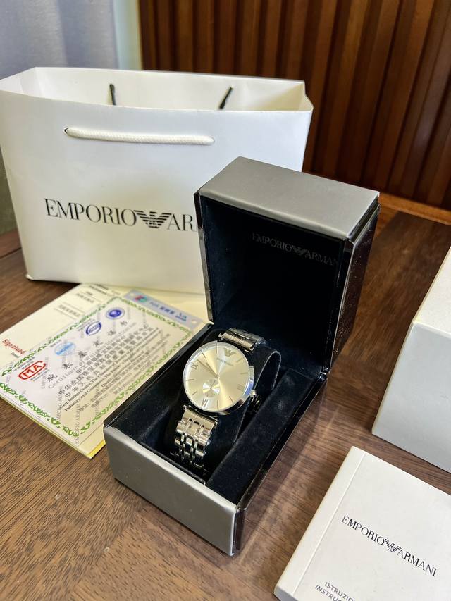 FFFH picture of the same 25 Armani three needle men's watch with full packaging is strongly back in stock. Those who have sold it know how popular this series is. Don't worry about sharing pictures, there is a large amount of stock available, and it